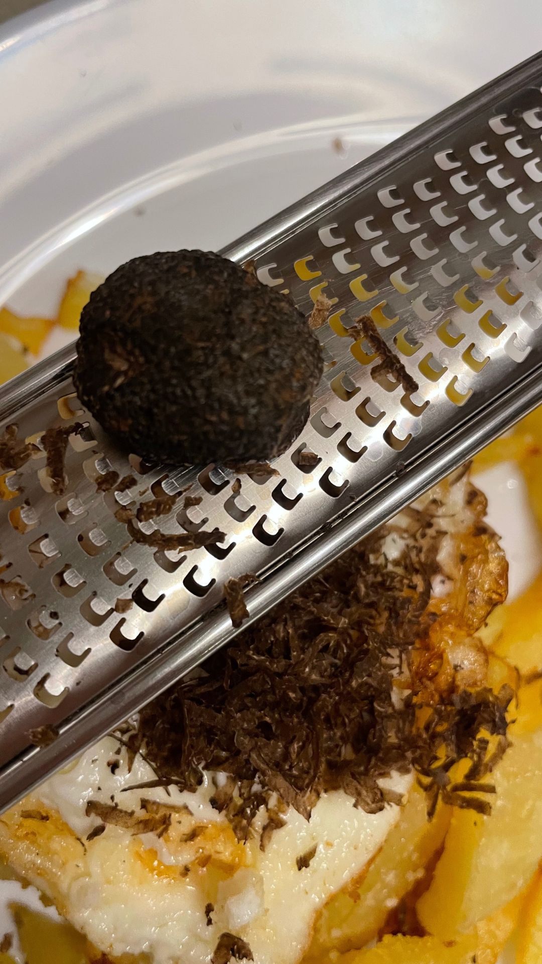 trufa laminada con huevos fritos y patatas