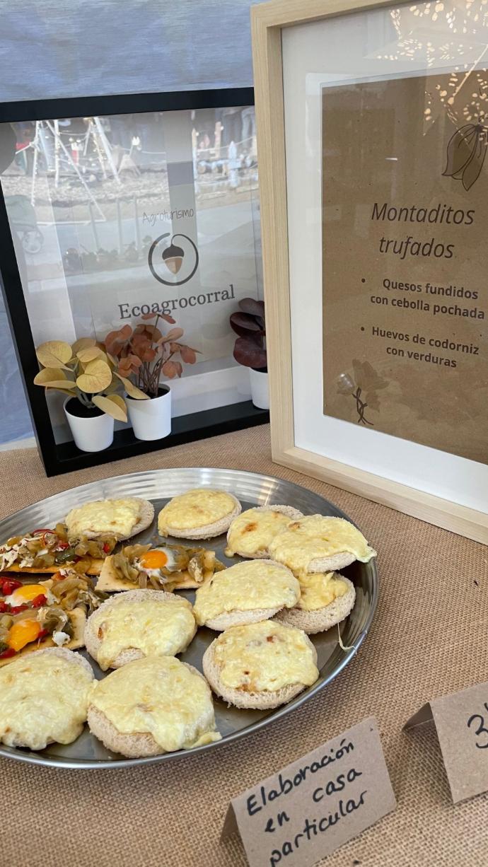 montaditos de queso fundido con trufa rallada